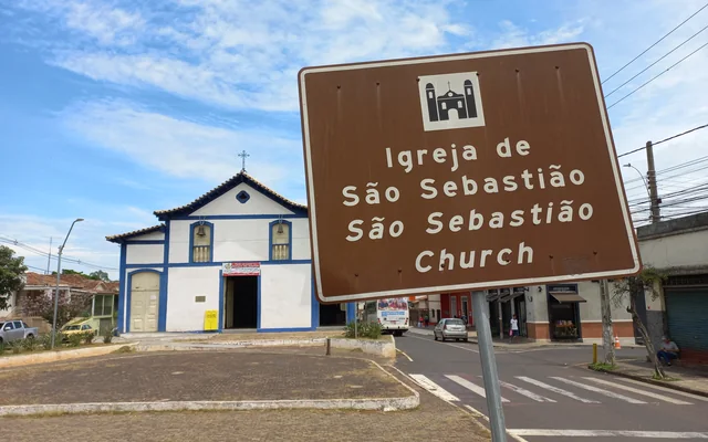 Igreja de São Sebastião e sinalização em Araxá