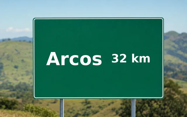 Placa de estrada indicando Arcos a 32 km