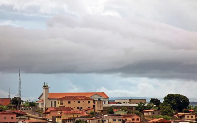 Casas e igreja em área urbana em Bambuí