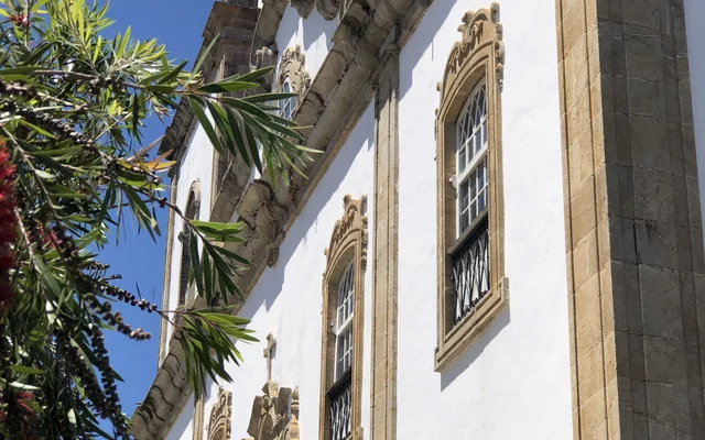 Fachada de prédio com janelas ornamentadas em Barbacena