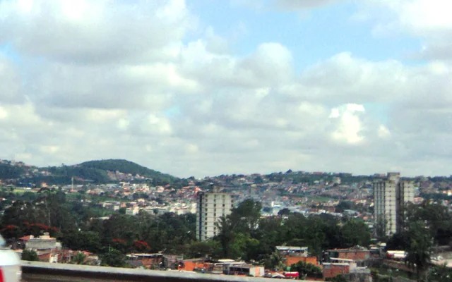 Vista de prédios e áreas urbanas em Betim