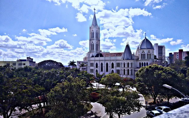 Igreja e praça em área urbana em Bom Despacho