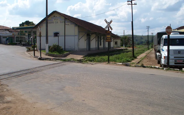 Antiga estação de trem e estrada em Carmo da Mata