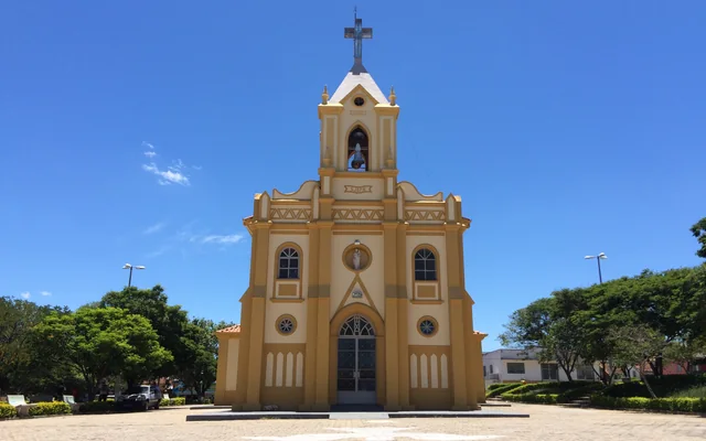 Igreja com paisagem urbana ao redor em Carmo do Cajuru