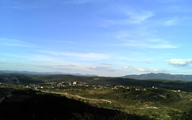 Vista panorâmica de uma cidade rural em Catas Altas