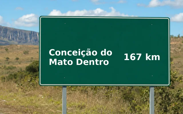 Placa de estrada indicando Conceição do Mato Dentro a 167 km