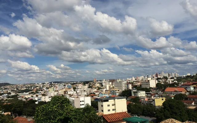 Vista panorâmica da cidade com prédios em Divinópolis