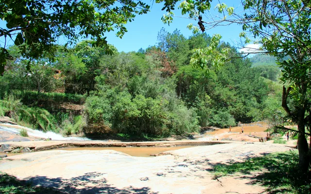 Cenário natural com árvores e rio em Extrema