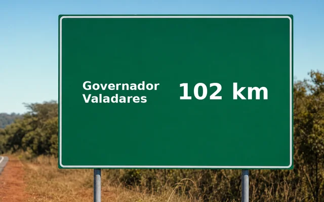 Placa de estrada indicando Governador Valadares a 102 km