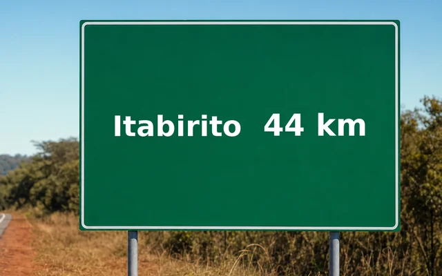 Placa de estrada indicando Itabirito a 44 km