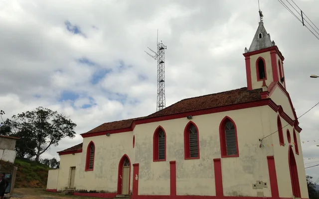 Igreja com torre e antena próxima em Juiz de Fora