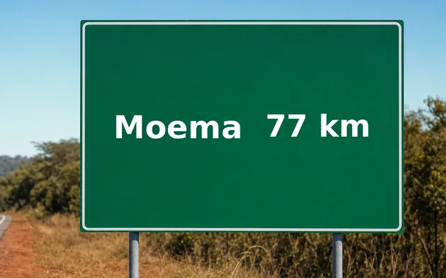Placa de estrada indicando Moema a 77 km