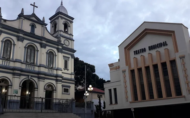 Igreja e teatro municipal na cidade em Nova Lima