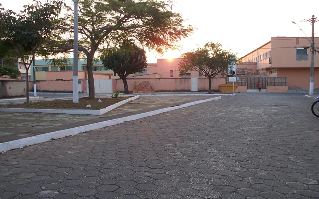 Praça com árvores e calçamento em Oliveira