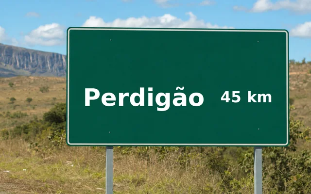 Placa de estrada indicando Perdigão a 45 km