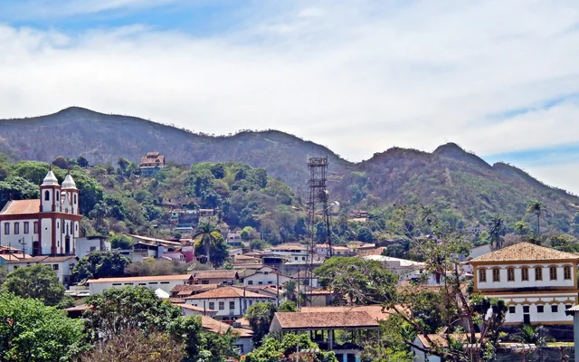 Vista de montanhas e construções históricas em Sabará