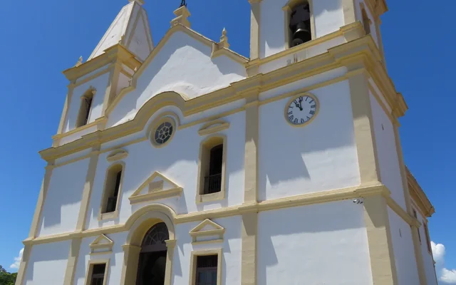 Igreja com relógio e arquitetura histórica em Santa Luzia