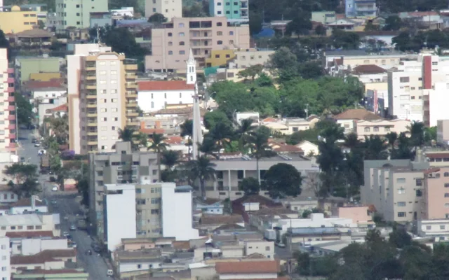 Vista da cidade com edificações e árvores em Santo Antônio do Monte
