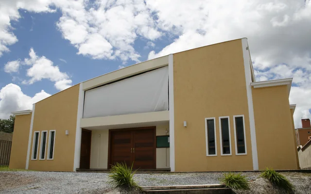 Prédio com fachada amarela e janelas em Sete Lagoas