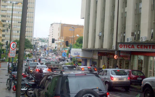 Ruas e carros em área urbana em Uberaba