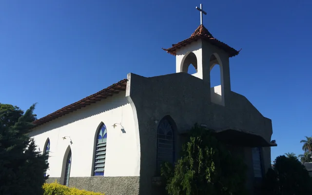Igreja com cruz e céu azul em Vespasiano